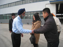 印度客戶來訪，并訂購FYL-850座駕壓路機