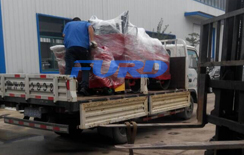 福瑞得機械座駕壓路機，路面開槽機成功裝車及時發(fā)貨