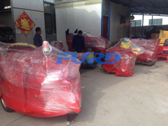 福瑞得機(jī)械座駕壓路機(jī)、大容量灌縫機(jī)，小型灌縫機(jī)包裝完畢準(zhǔn)備發(fā)貨