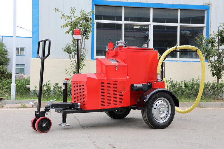 雨季未結(jié)束前，灌縫都是公路養(yǎng)護(hù)的主要工作