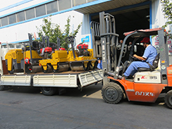 福瑞得機(jī)械4臺(tái)小型壓路機(jī)裝車發(fā)往河南。